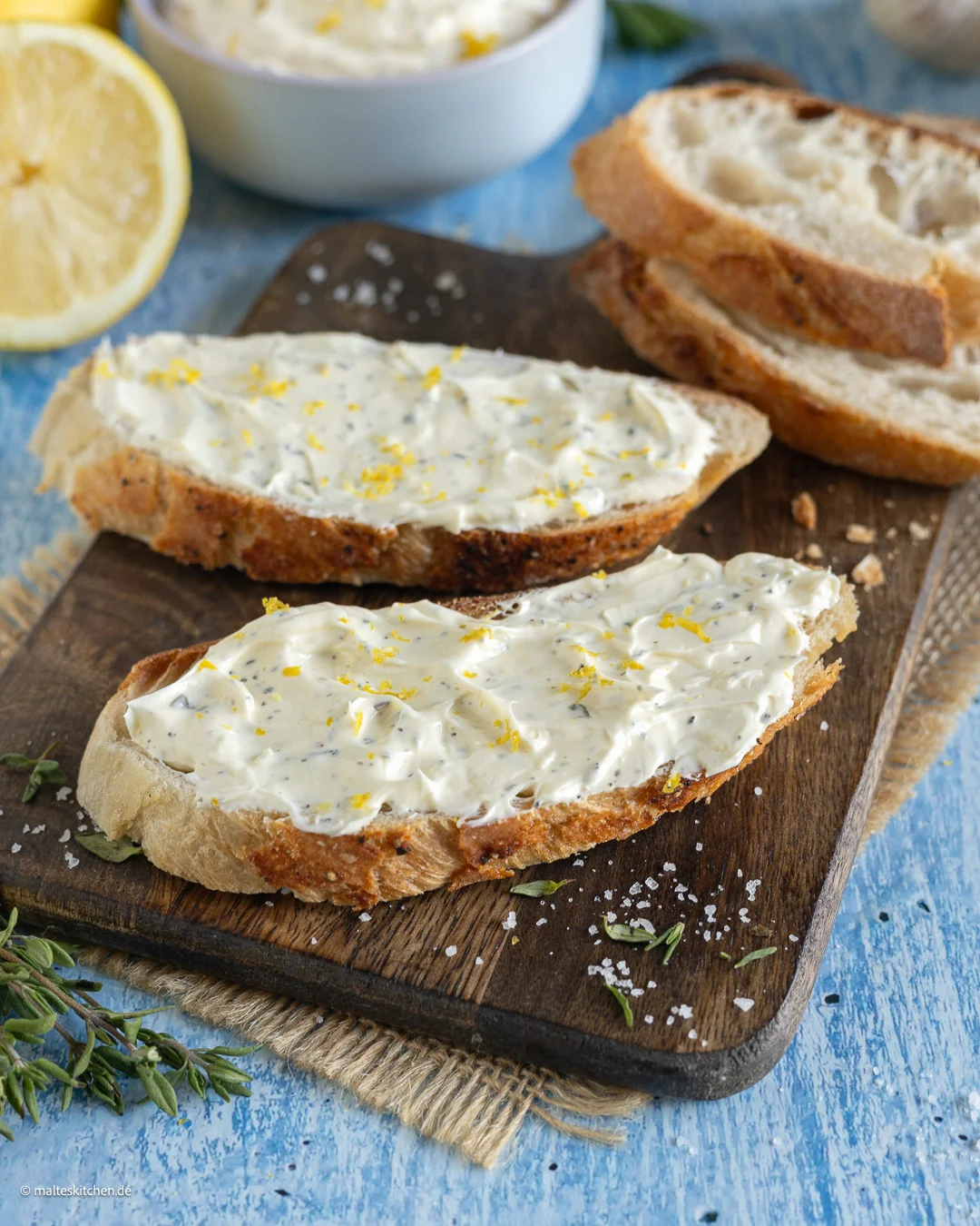 Die Zitronenbutter schmeckt super auf Brot oder Baguette.