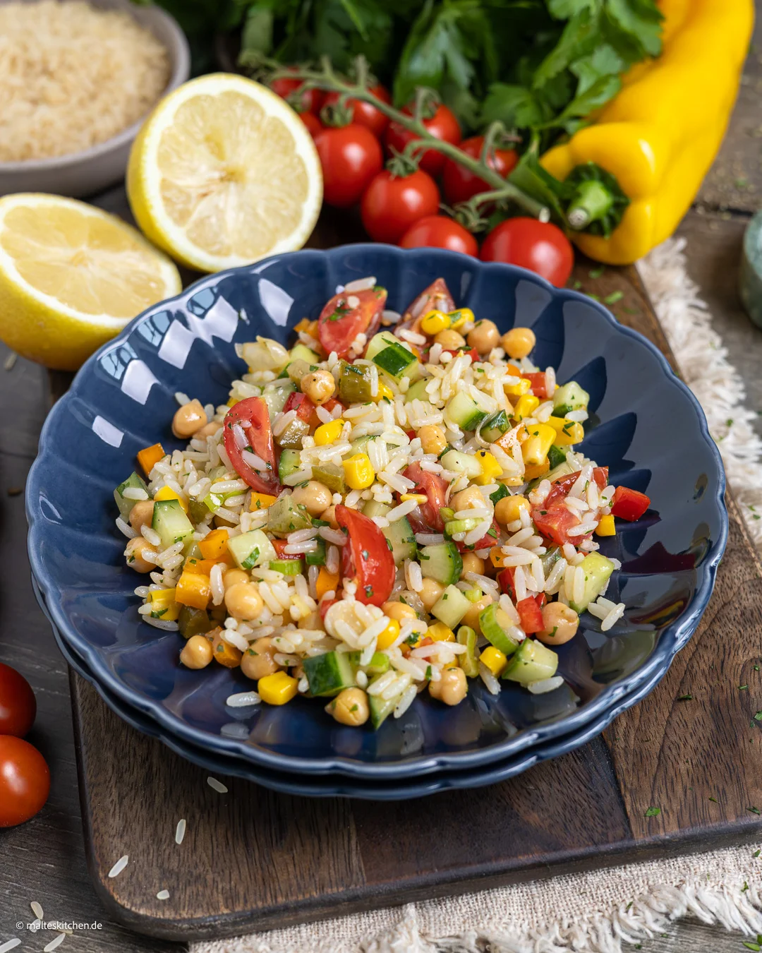 Leckerer Reissalat mit Gurke, Mais und Paprika.