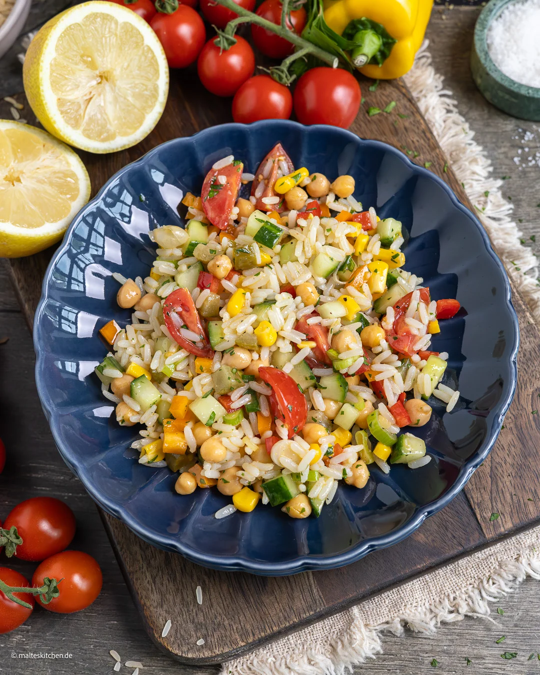 Bunter Reissalat mit Gemüse.