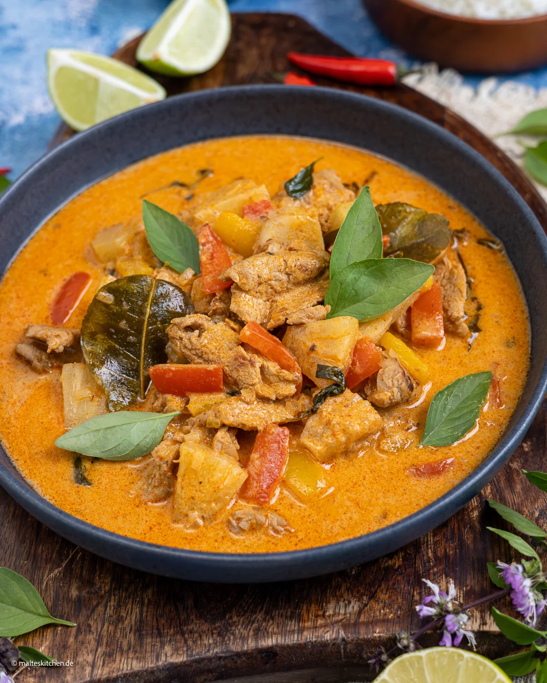 Rotes Thai-Curry mit Schweinefleisch und Kokosmilch