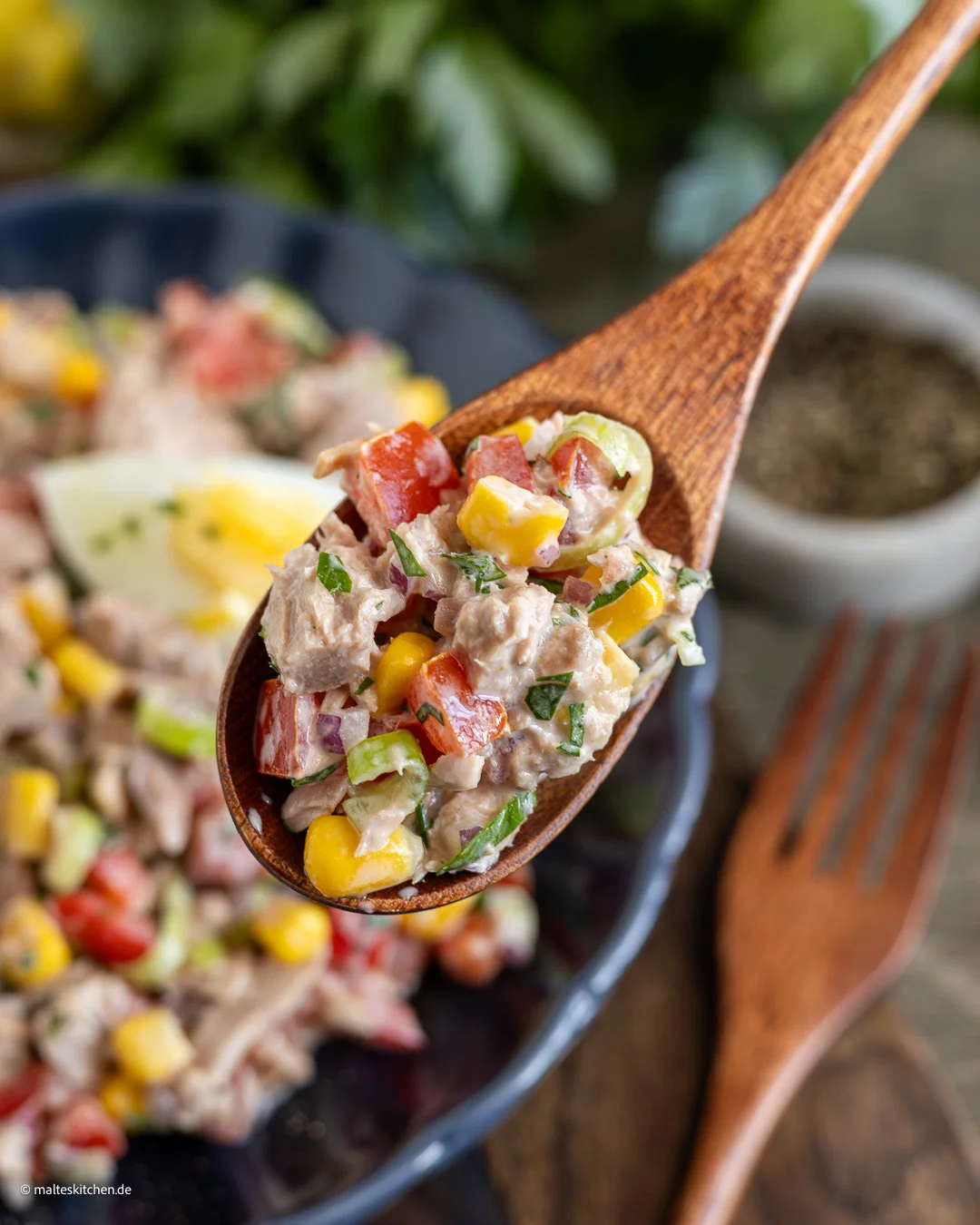 Salat mit Thunfisch aus der Dose