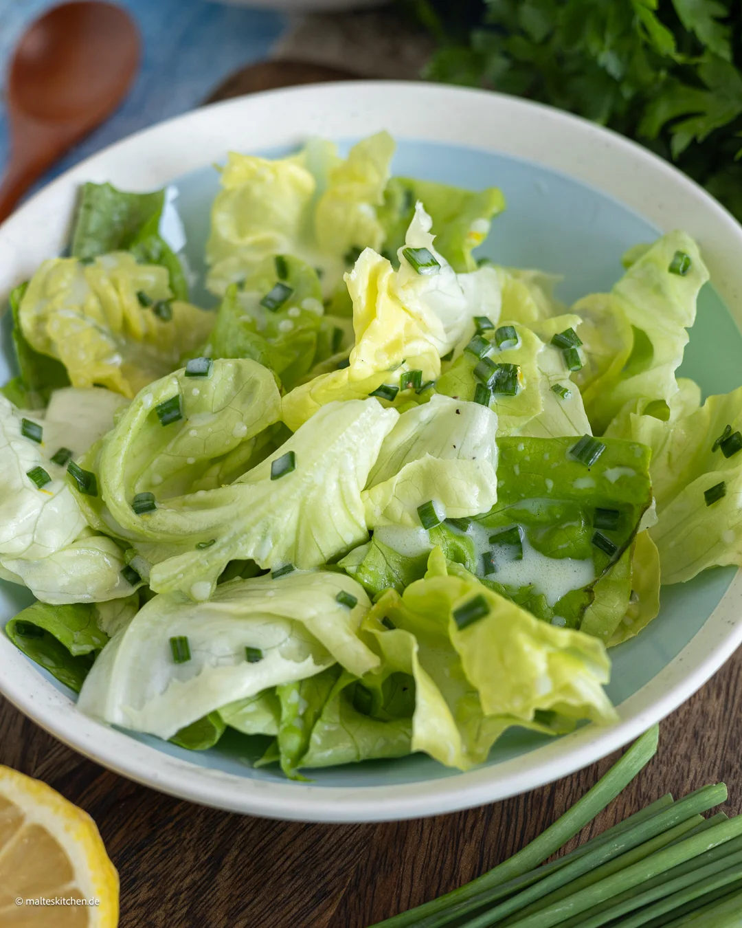 Leckerer Blattsalat mit frischem Salatdressing.