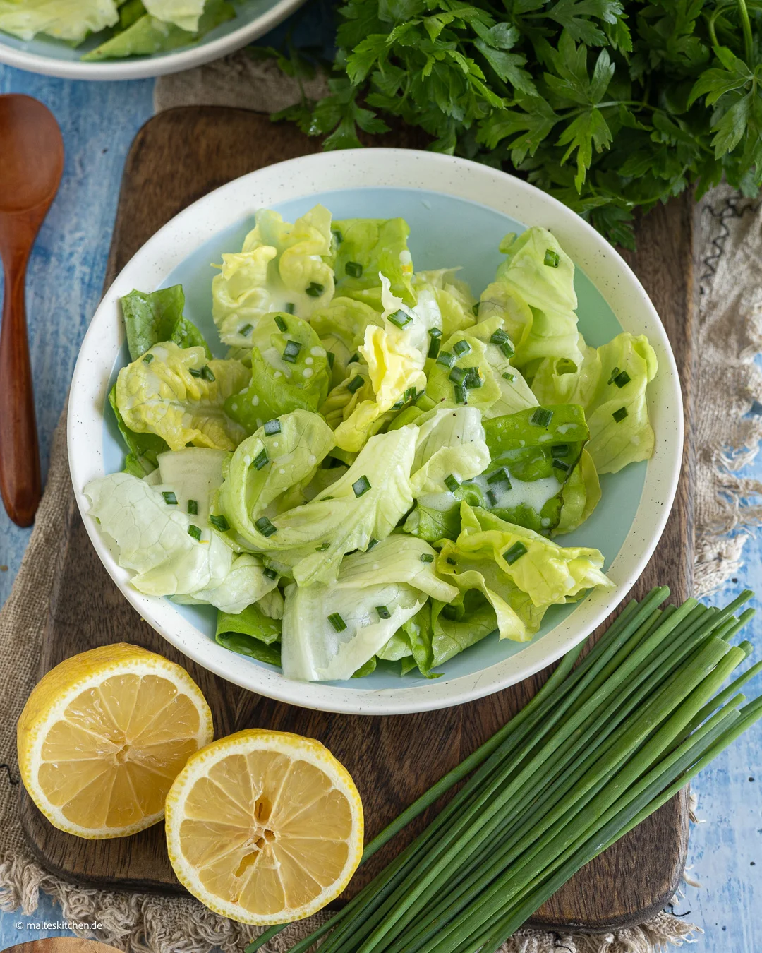 Frisches Buttermilch-Zitronen-Dressing für Kopfsalat oder Eisbergsalat
