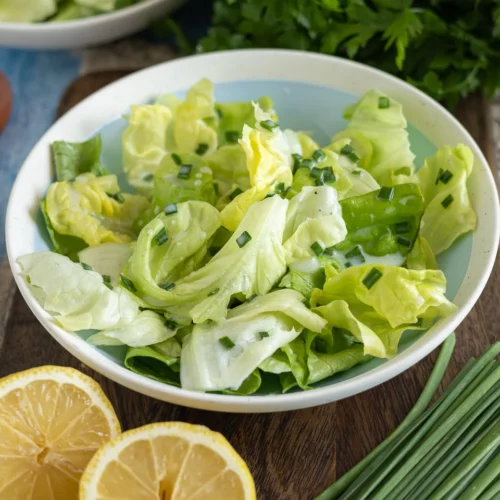 Kopfsalat mit erfrischendem Buttermilch-Zitronen-Dressing