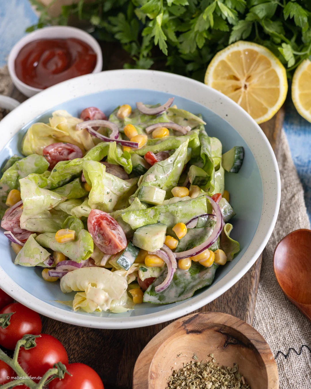 Gemischter Blattsalat mit American-Dressing