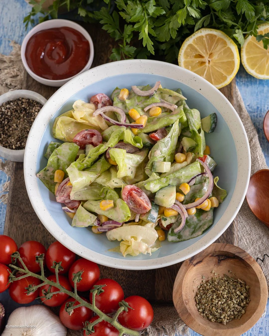 Gemischter Blattsalat mit Tomaten und Mais.