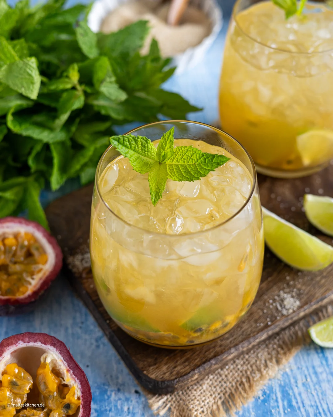 Sommercocktail mit Ginger Ale und Maracuja Saft.
