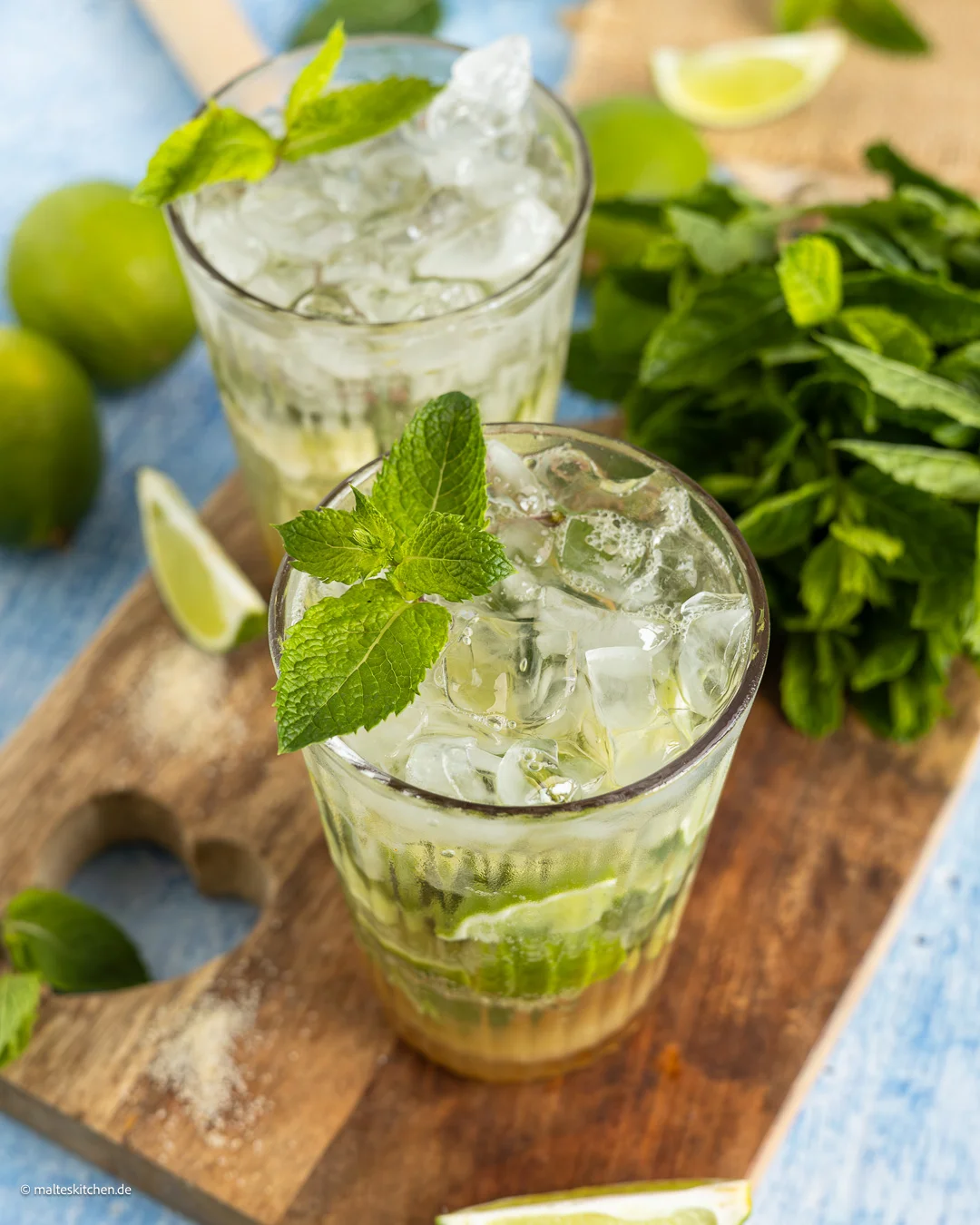 Mojito mit Limetten, Minze und braunem Zucker