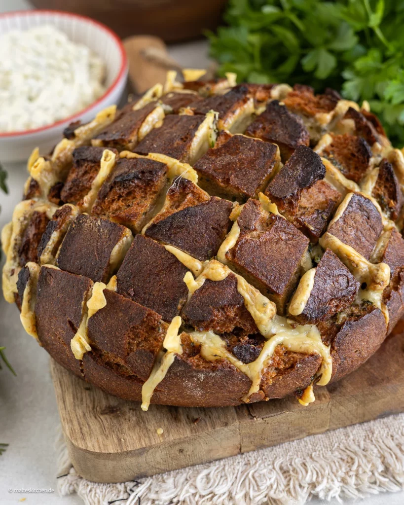 Leckeres Partybrot mit Käse und Kräuterbutter