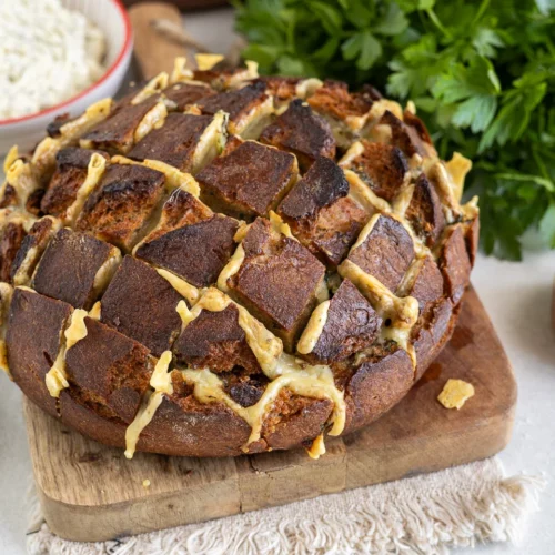 Partybrot mit Käse und Kräuterbutter