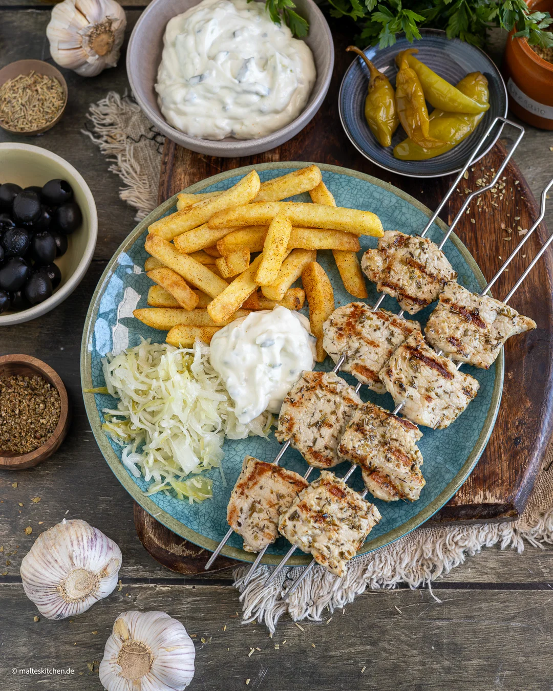 Souvlaki Spieße mit Zaziki und Pommes