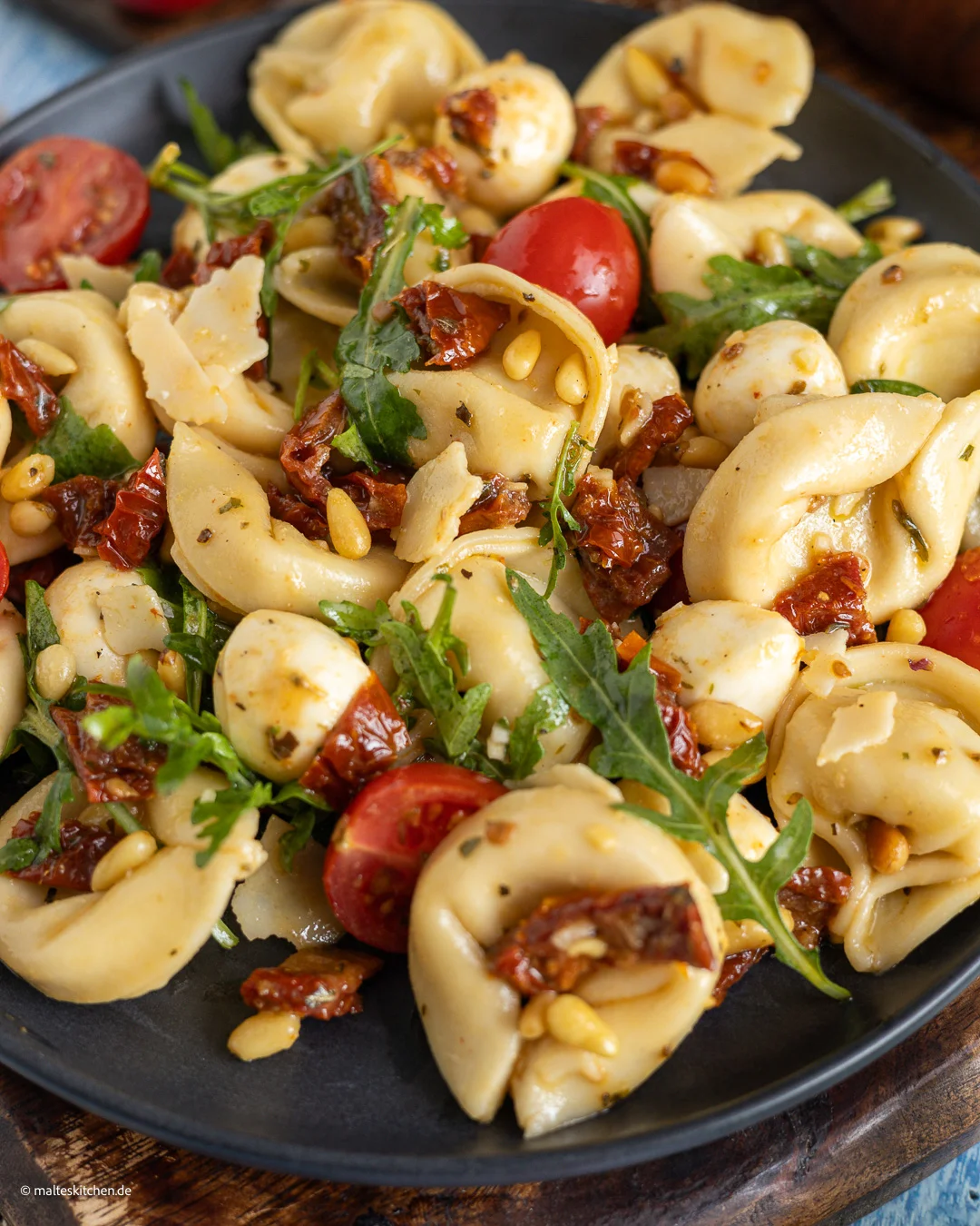 Sommerlich lecker. Salat mit Tortellini.