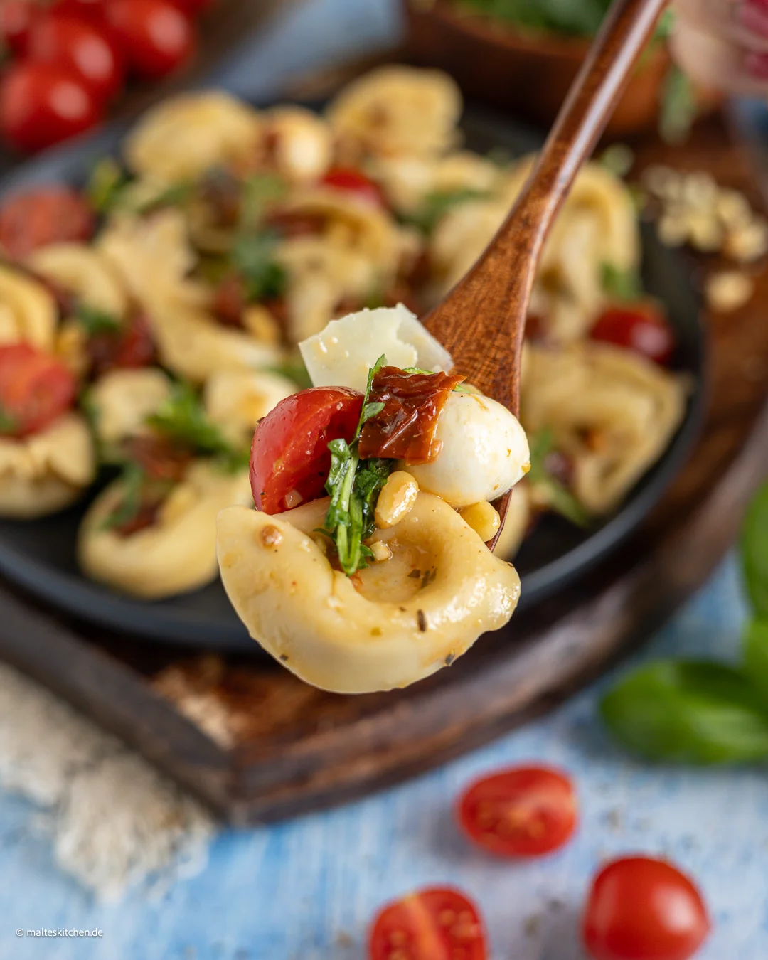 Tortellinisalat mit Tomaten und Rucola