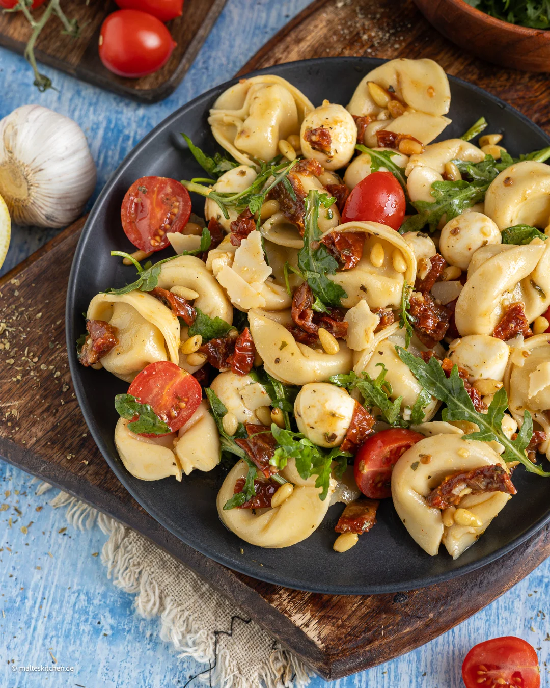 Leckerer Sommersalat mit gefüllten Tortellini.
