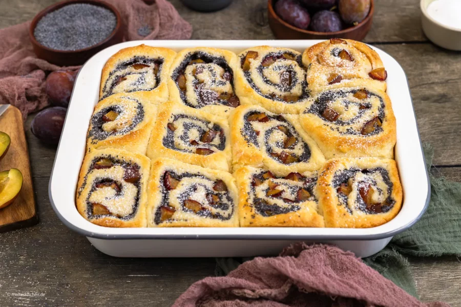 Mohnschnecken mit Zwetschgen