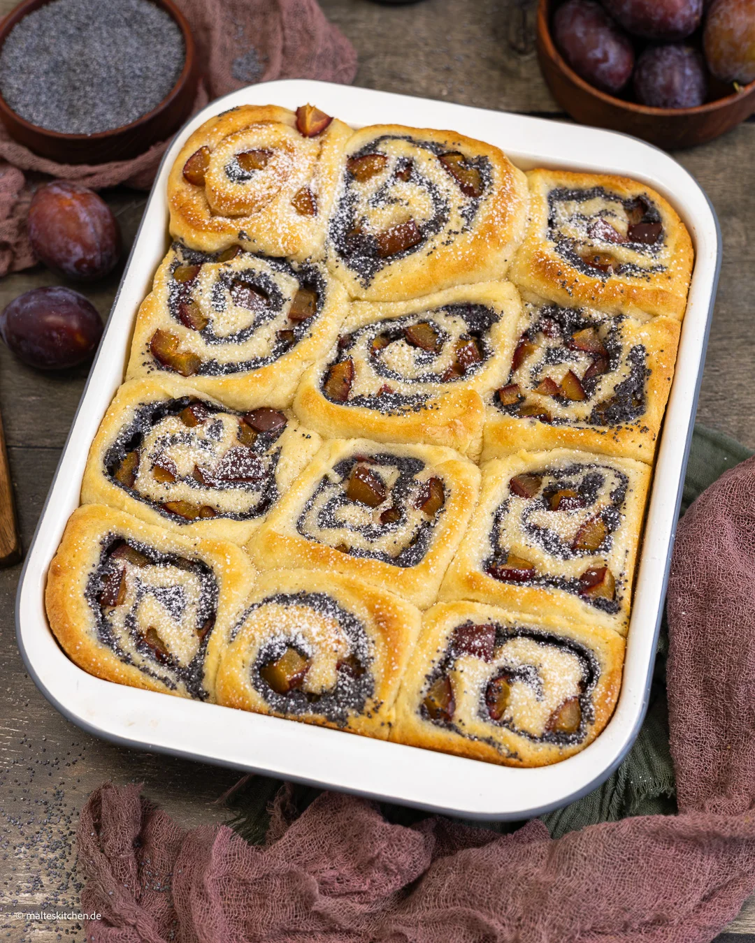 Saftige Hefeschnecken mit Mohn und Zwetschgen.