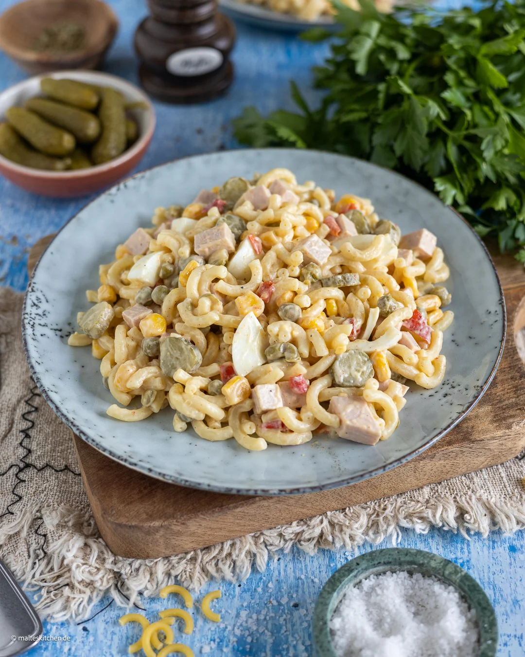 Leckerer Nudelsalat mit Fleischwurst und Ei