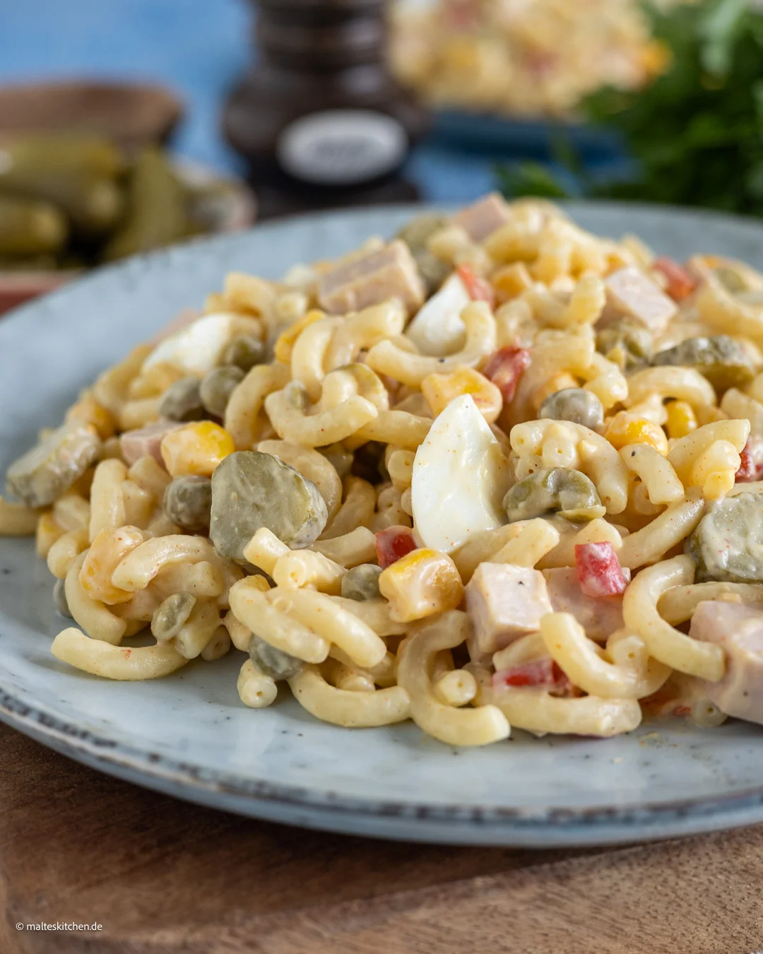 Nudelsalat mit Ei und Gurke