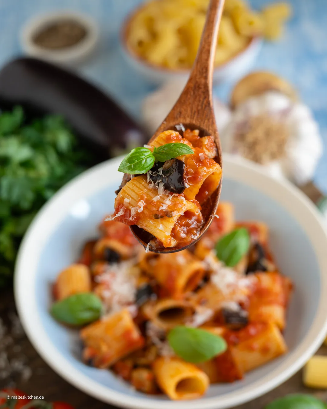Leckere Nudeln mit Auberginen udn Tomaten.