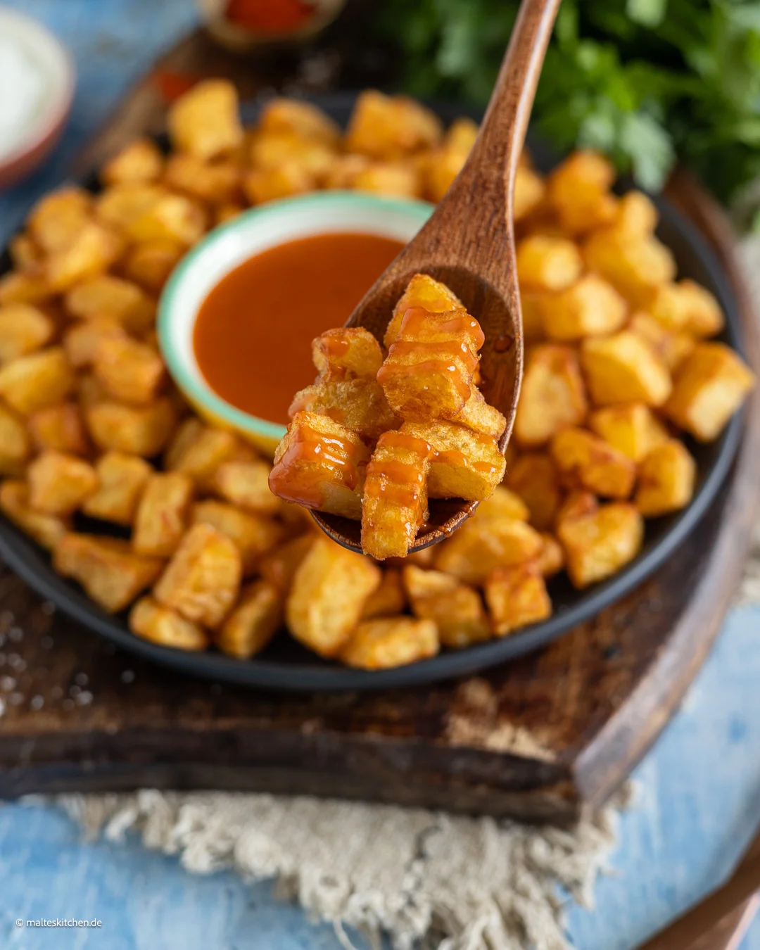 Patatas Bravas mit roter Bravas-Sauce
