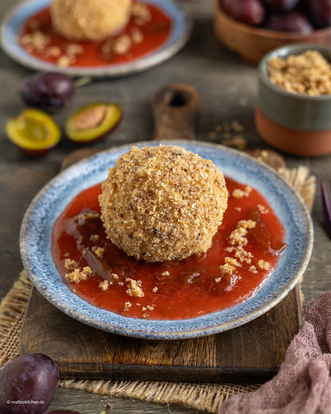 Knödel mit Zwetschgen und Semmelbrösel