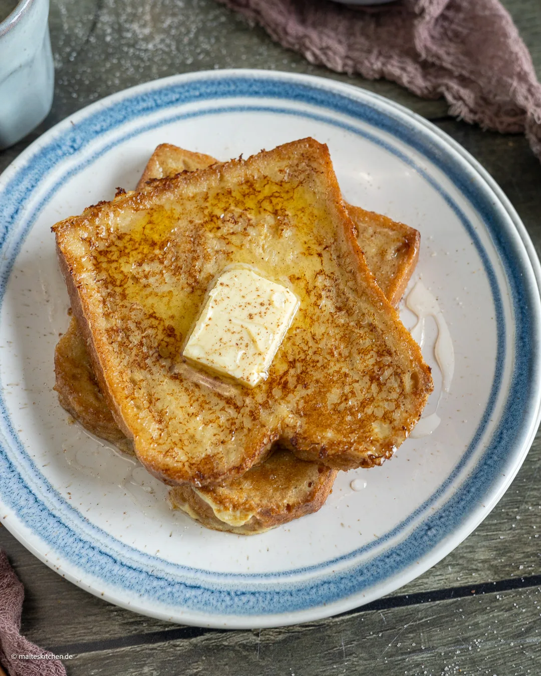 Süßer armer Ritter mit Butter und Ahornsirup.