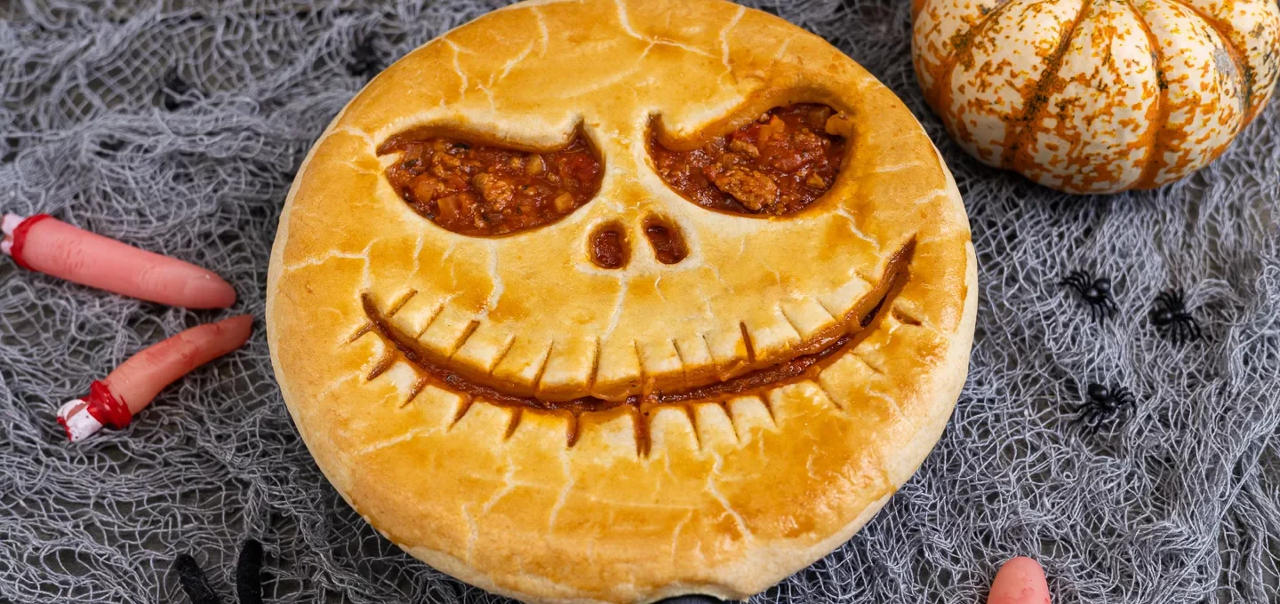 Halloween Pie mit Hackfleisch-Kürbis-Ragout.