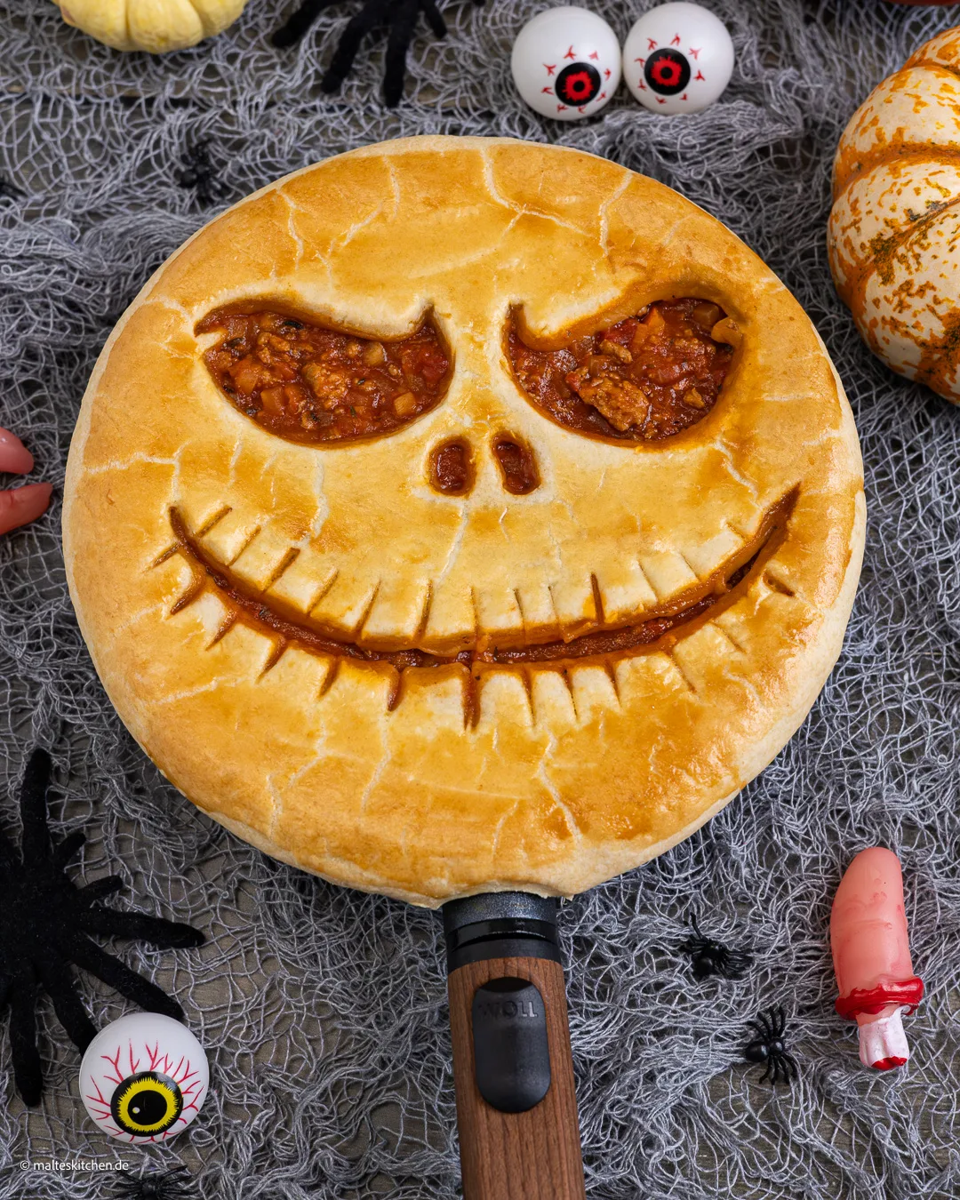 Halloween Pie mit Hackfleisch-Kürbis-Ragout.