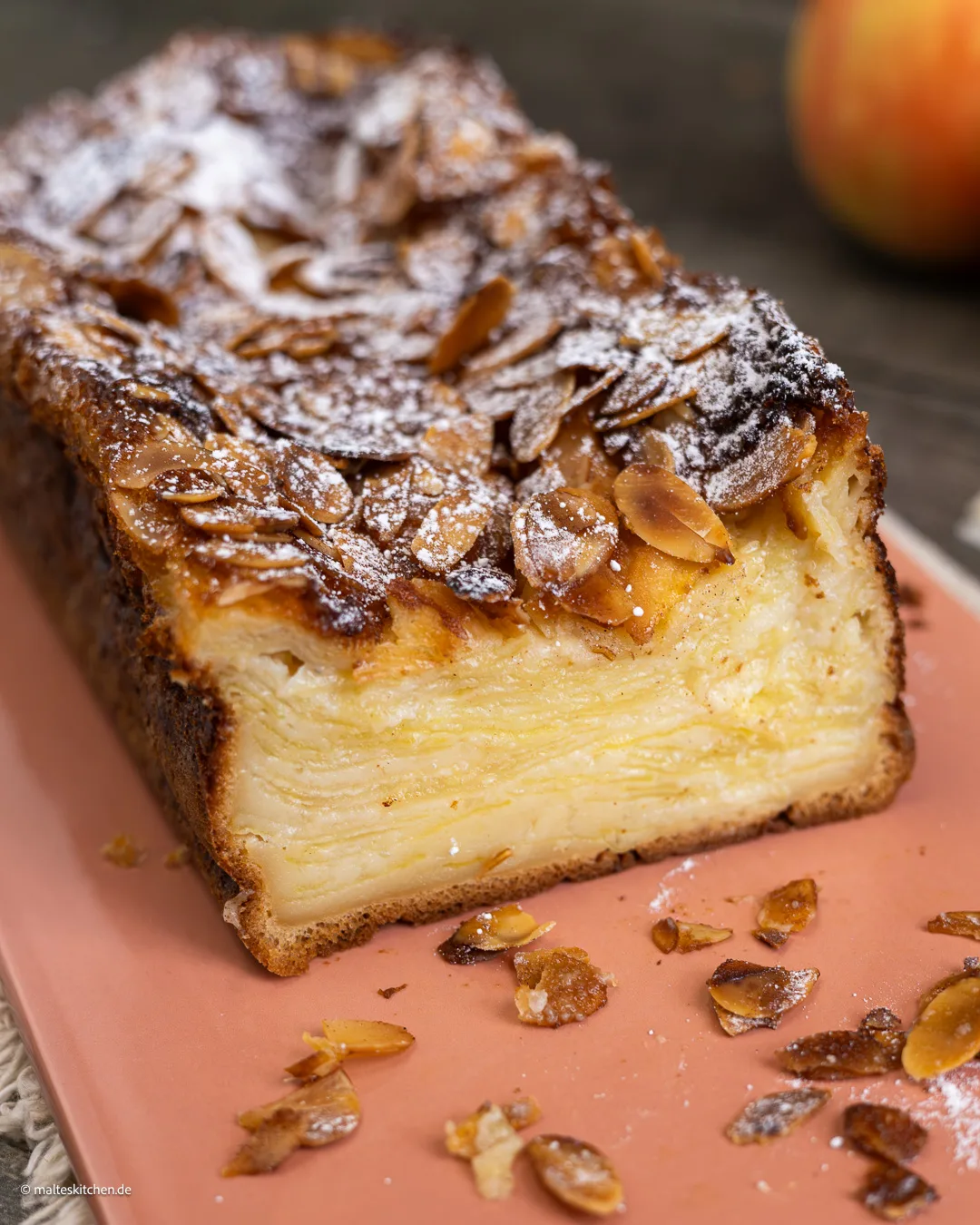 Ein saftiger Apfelkuchen mit Apfelscheiben.