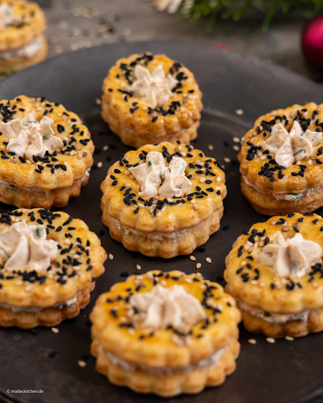 Herzhafte Spitzbuben mit Frischkäse
