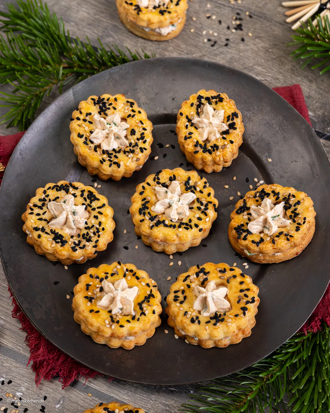 Spitzbuben mit Käse und Frischkäse gefüllt