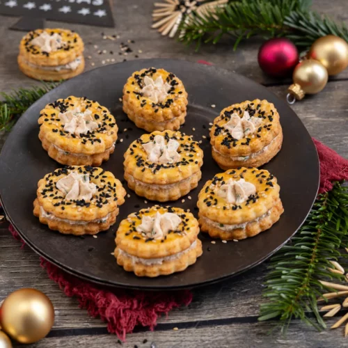 Herzhafte Spitzbuben mit Käse und Frischkäsecreme
