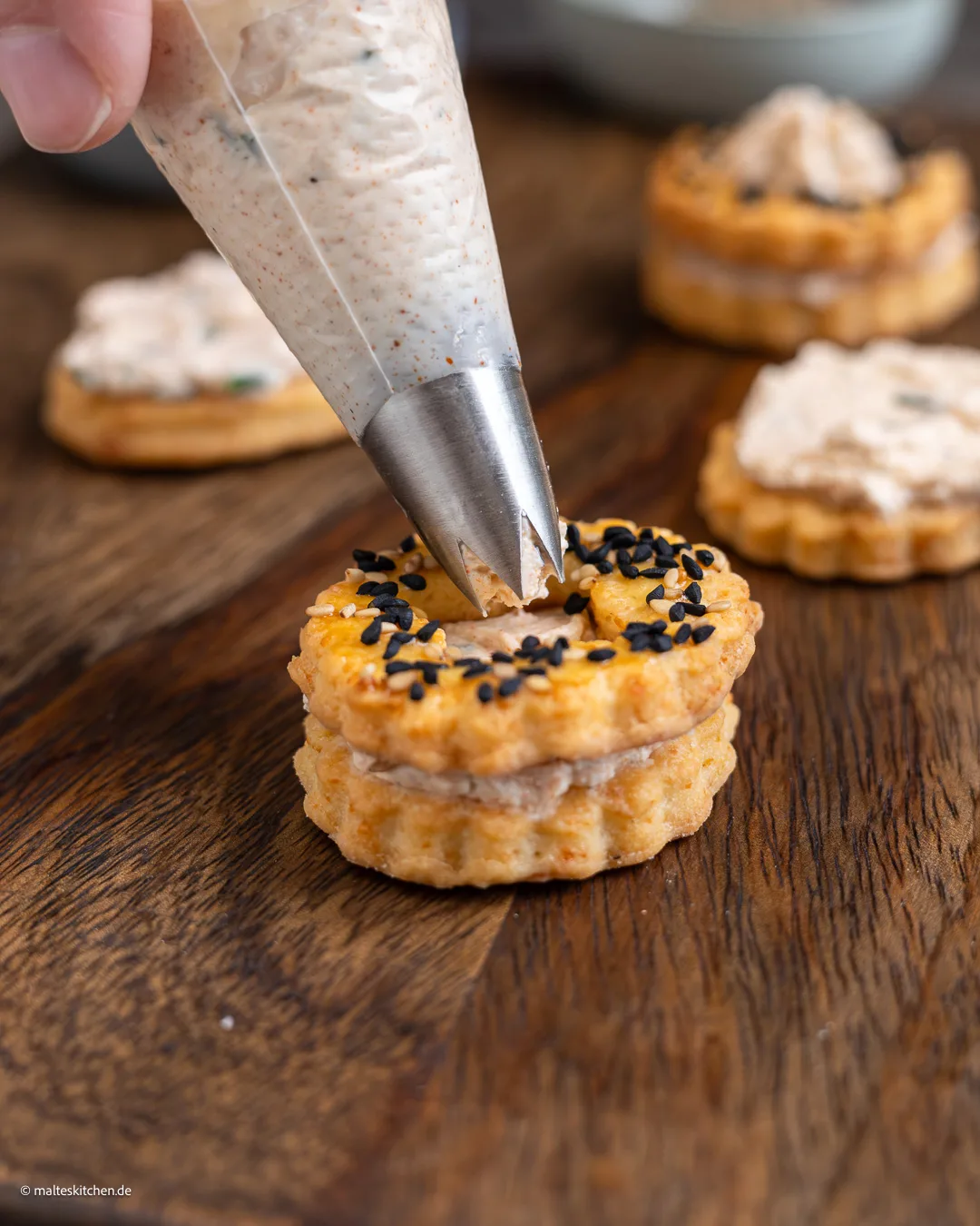 Spitzbuben mit Frischkäse füllen