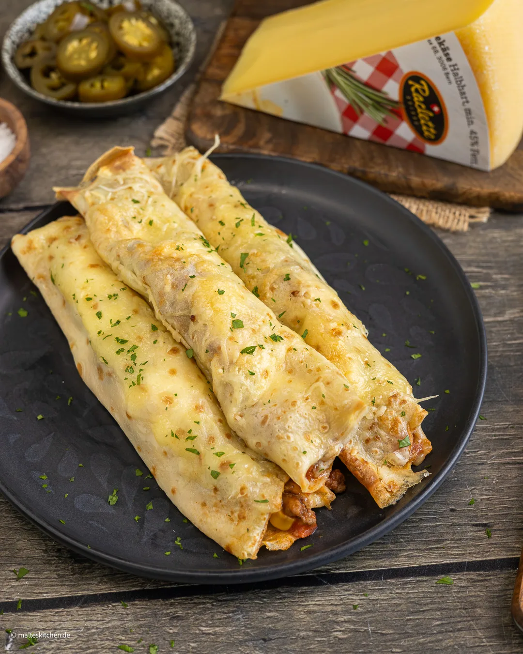 Überbackene Pfannkuchen mit Hackfleisch und Käse