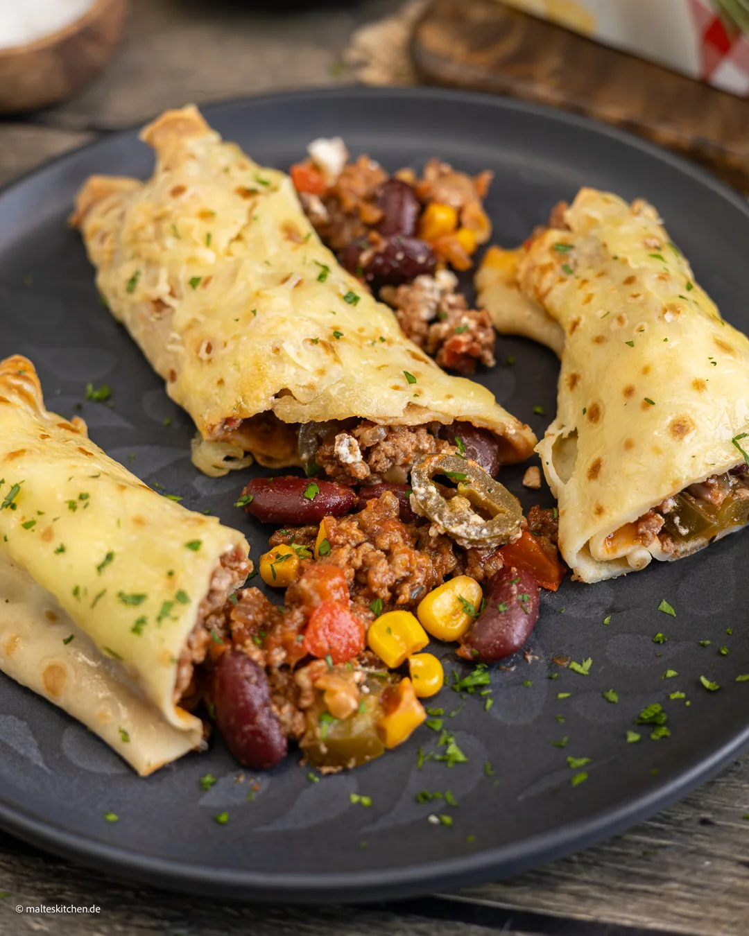 Überbackene Pfannkuchen mit Hackfleisch und Käse.