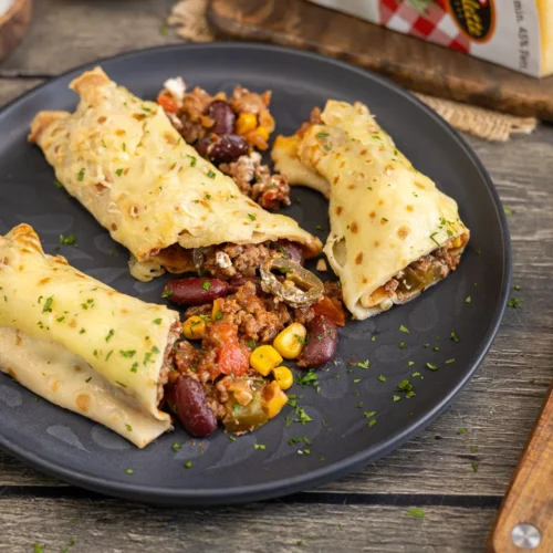 Überbackene Pfannkuchen mit Hackfleisch und Käse