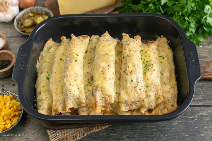 Überbackene Pfannkuchen mit Hackfleisch und Käse