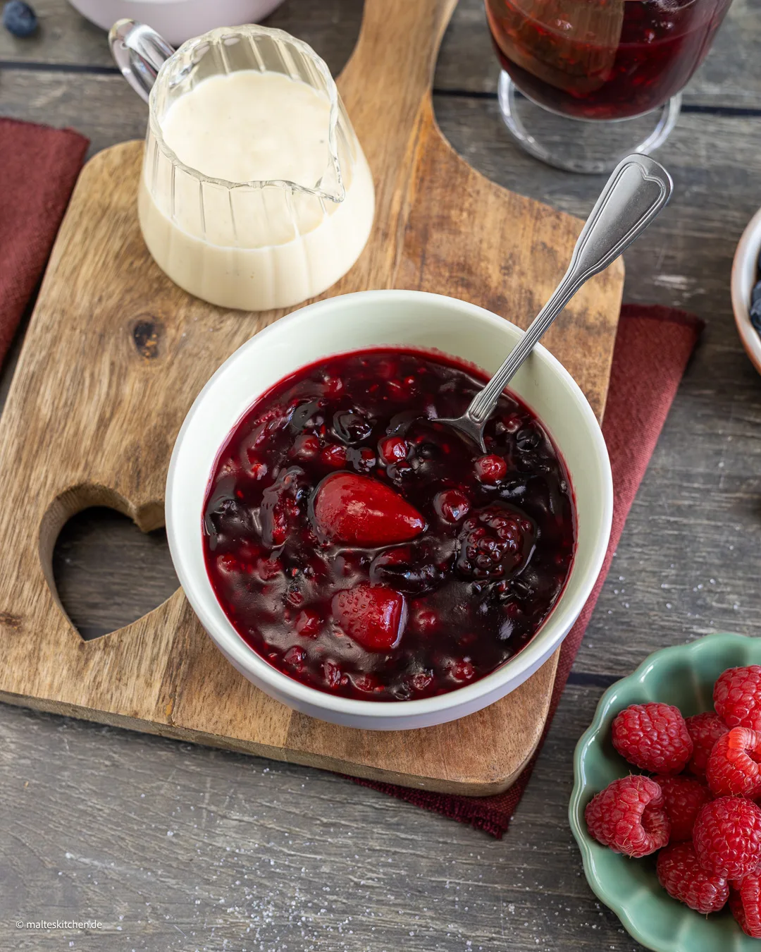 Rote Grütze mit Vanillesoße und TK-Beeren