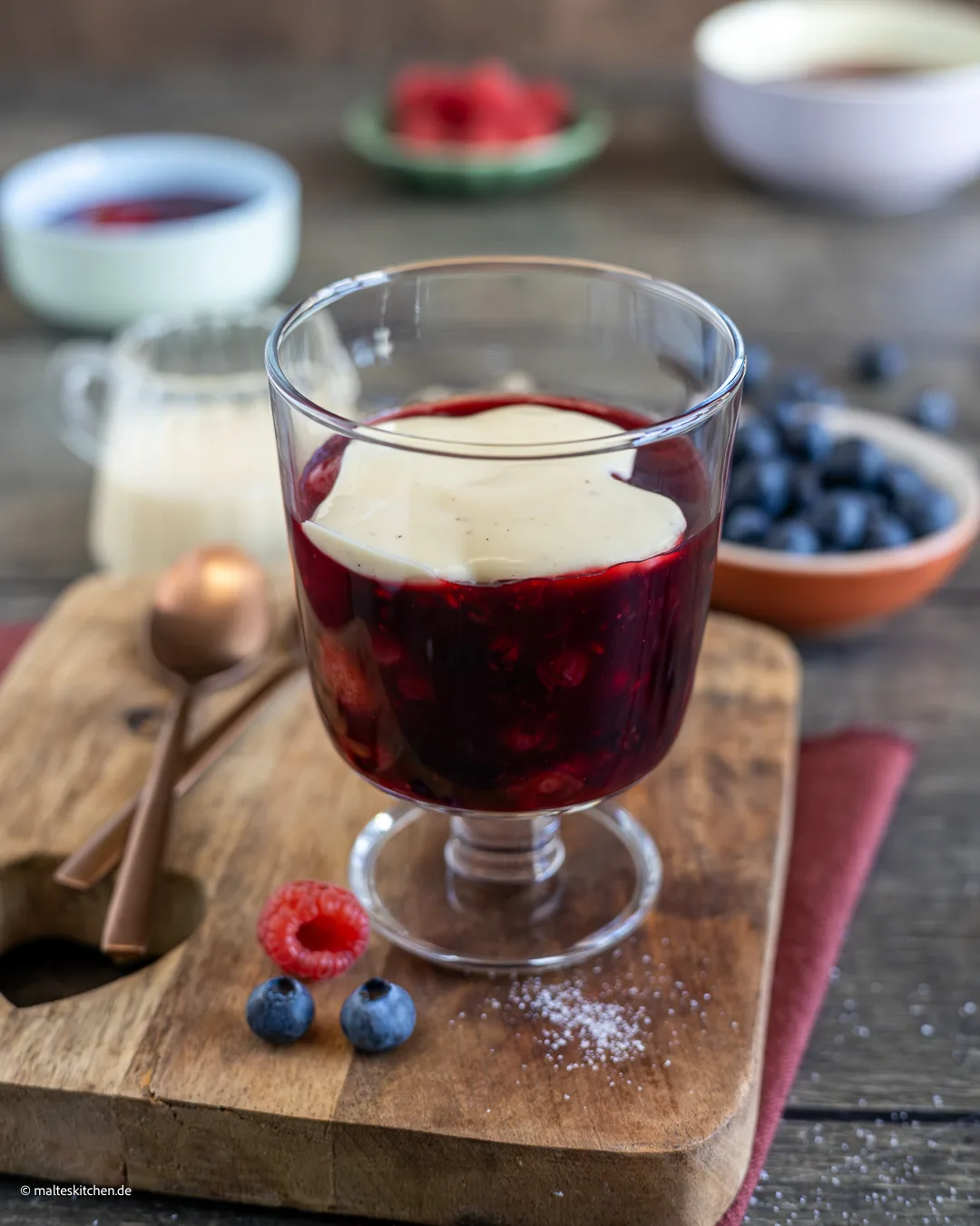 Rote Grütze mit Vanillesoße