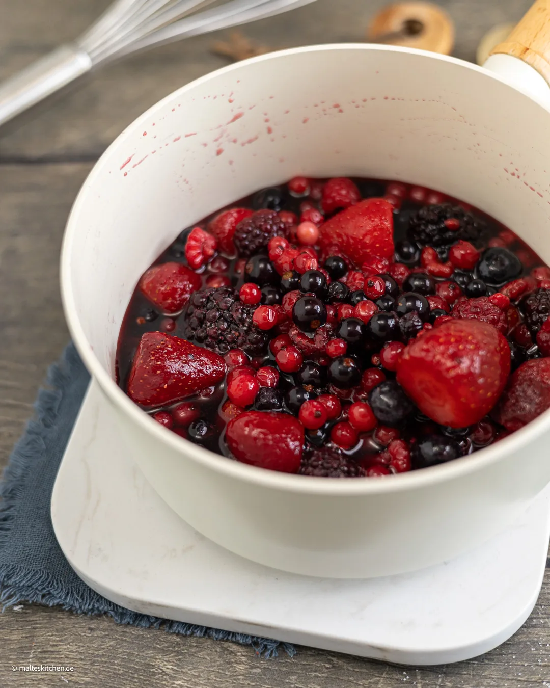 Rote Grütze kochen.
