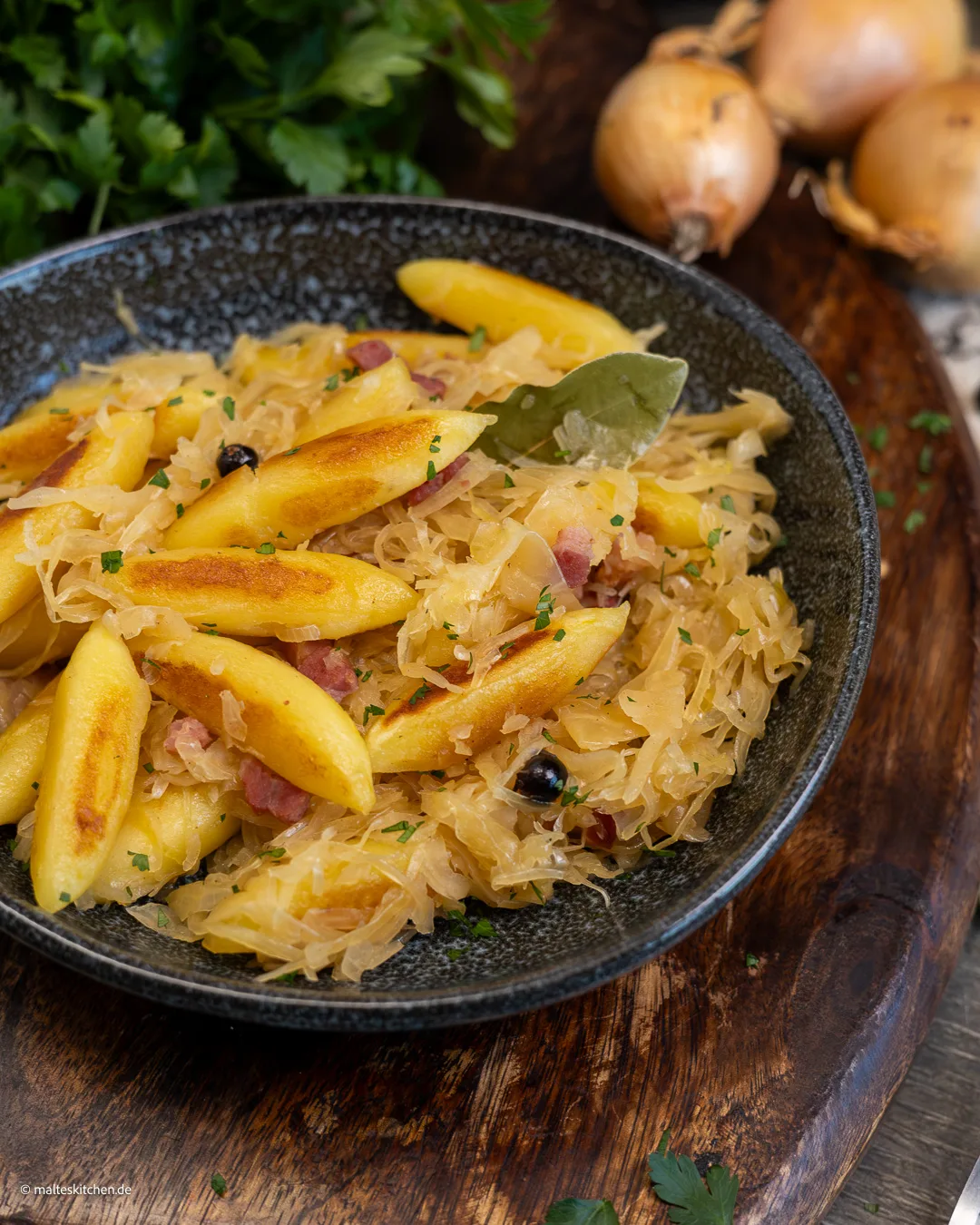 Leckeres Sauerkraut, Speck und Schupfnudeln