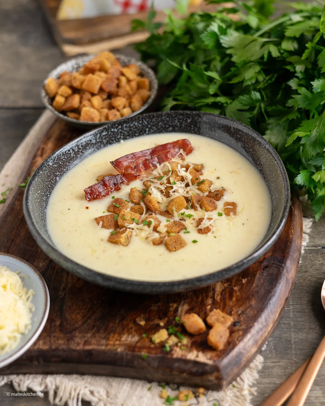 Käsesuppe mit Knoblauch-Croûtons und Speck