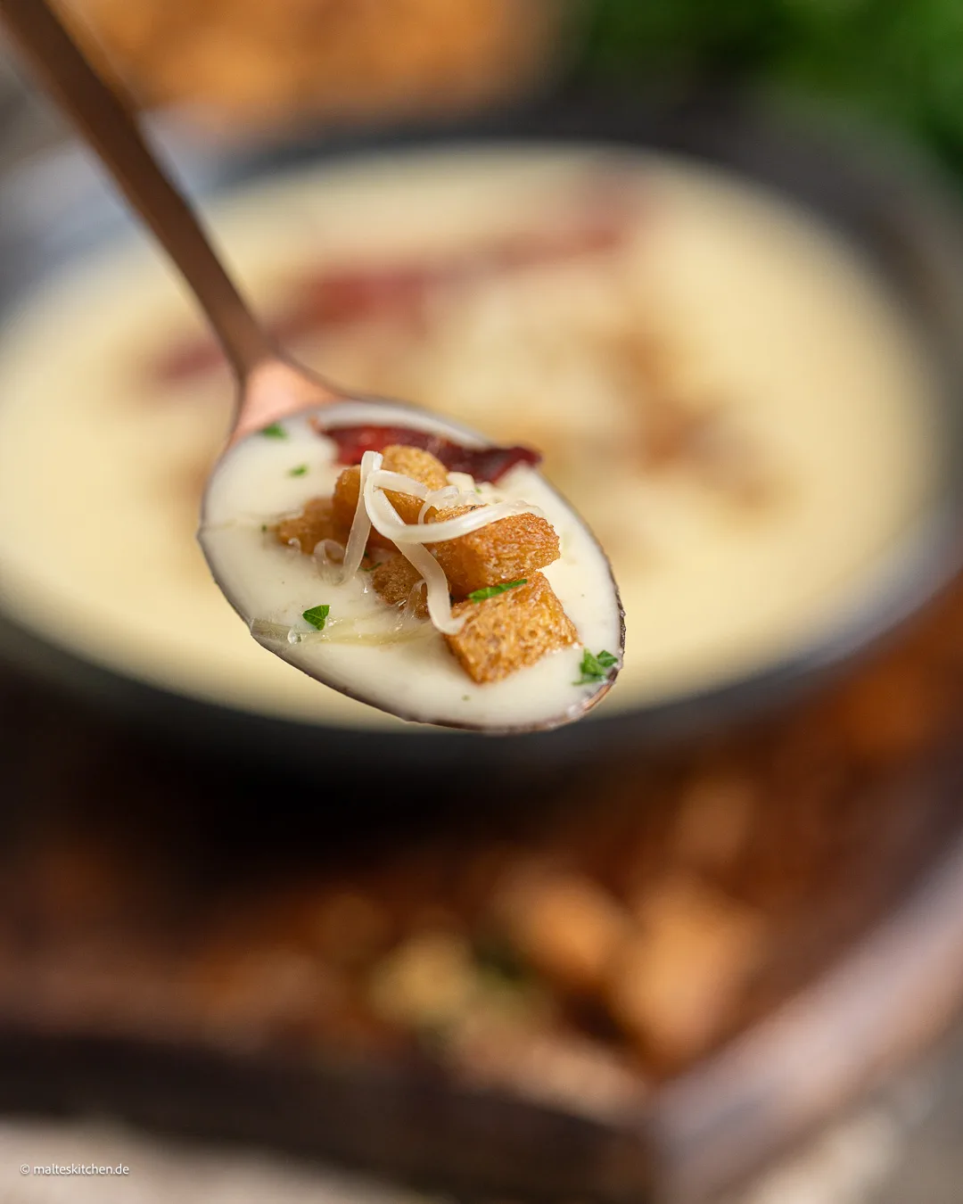 Eine wunderbare Suppe mit Käse und Weißwein