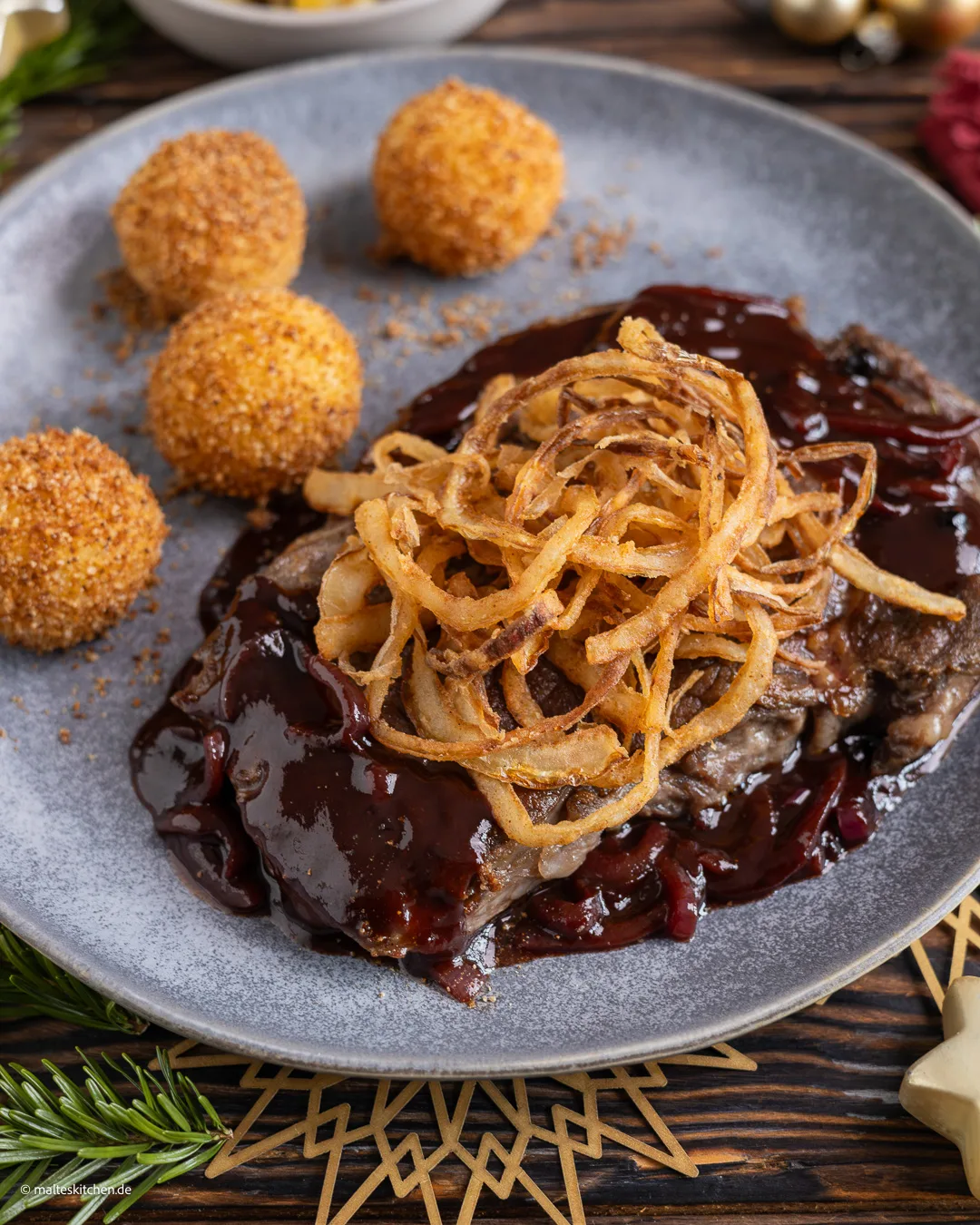 Weihnachtlicher Zwiebelrostbraten mit Klößen und Rosenkohl.