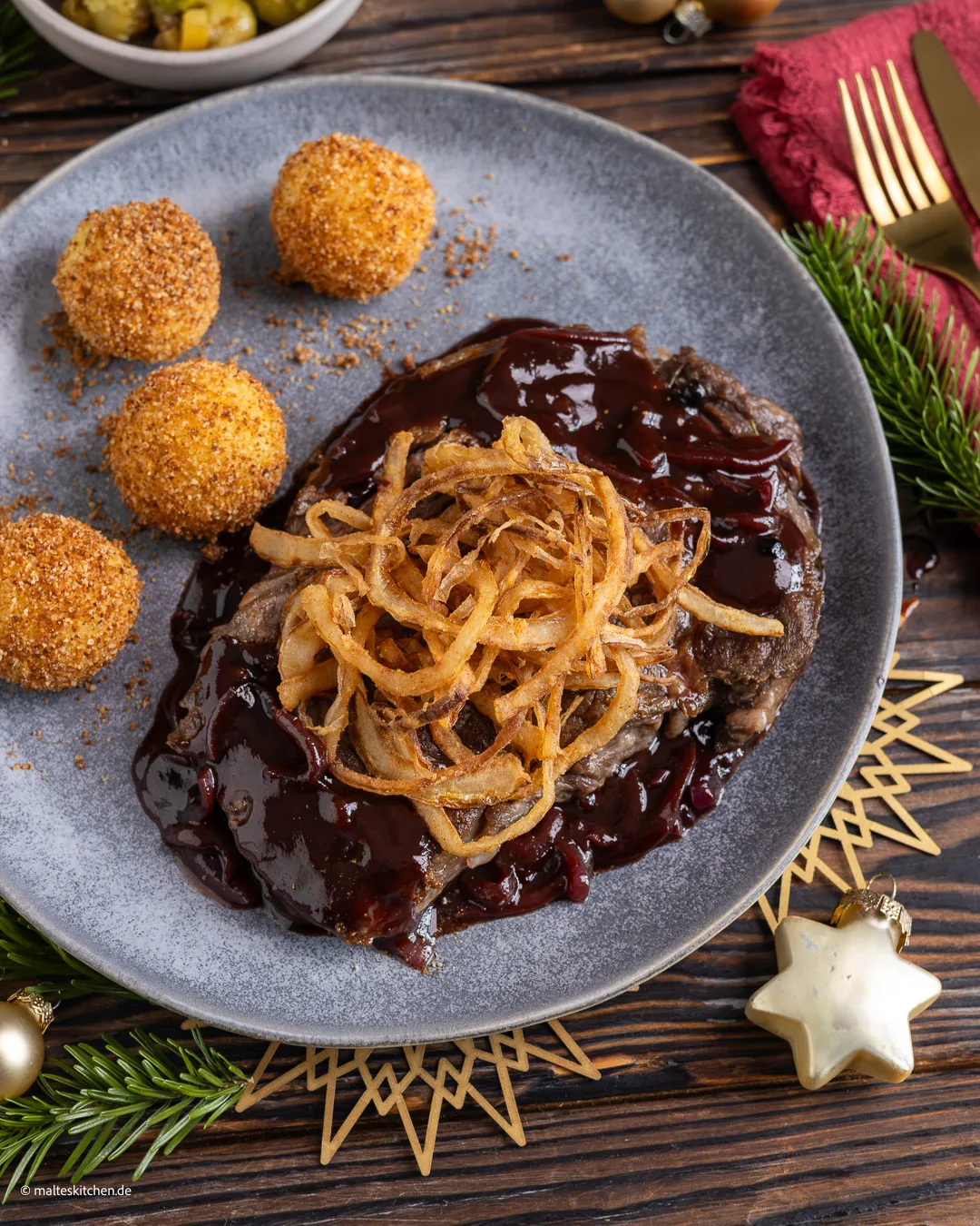 Weihnachtlicher Zwiebelrostbraten.