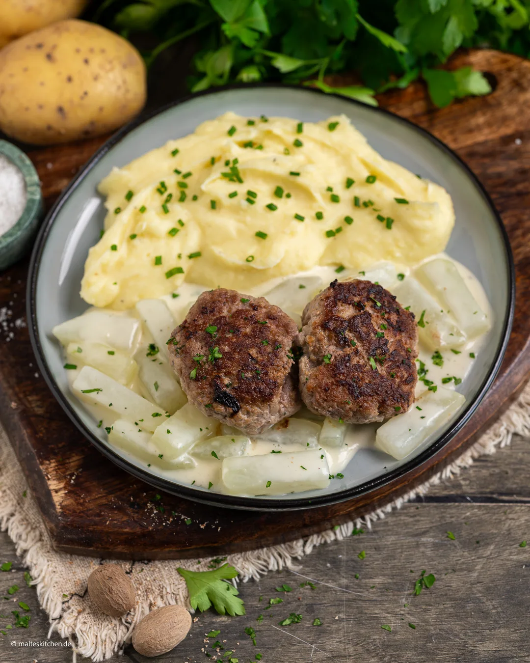 Kartoffelpüree, Rahmkohlrabi und Frikadellen.