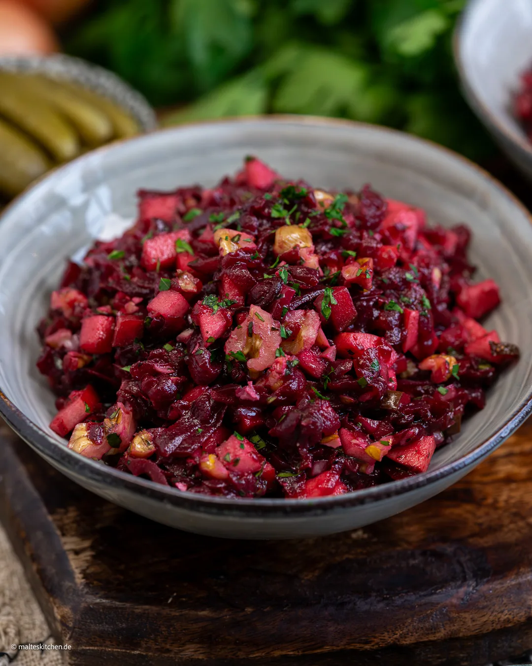 Rote-Bete-Salat mit Apfel und Walnüssen.