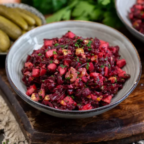Rote-Bete-Salat mit Apfel und Walnüssen.