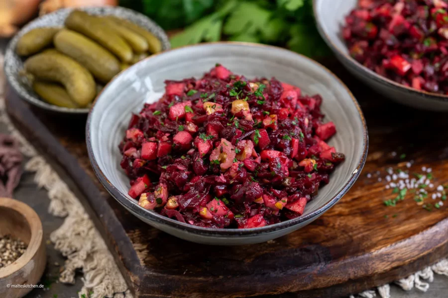 Rote-Bete-Salat mit Apfel und Walnüssen.