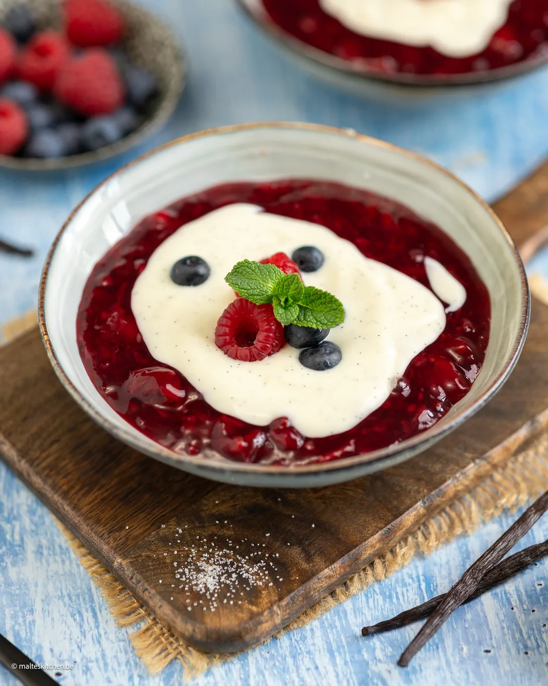 Vanillesoße mit roter Grütze.